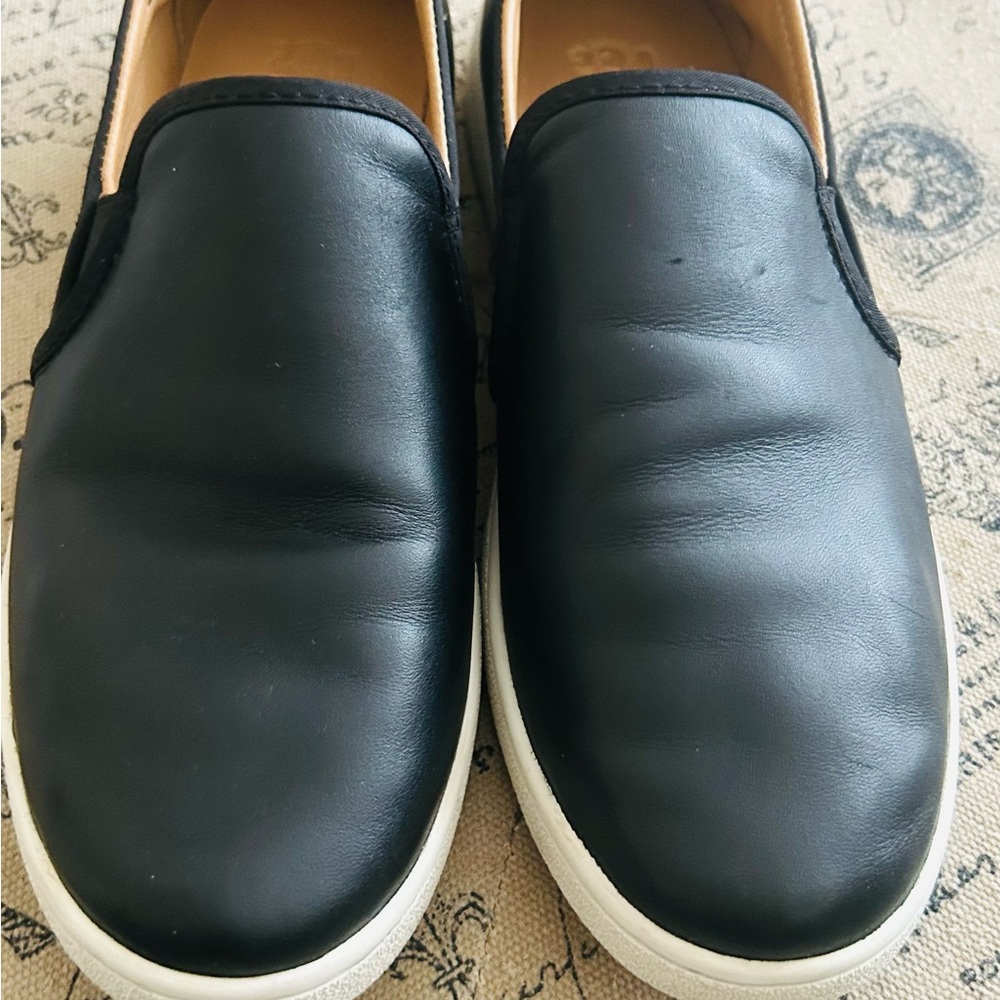 UGG black leather slip on sneakers 9 1/2 great conditions